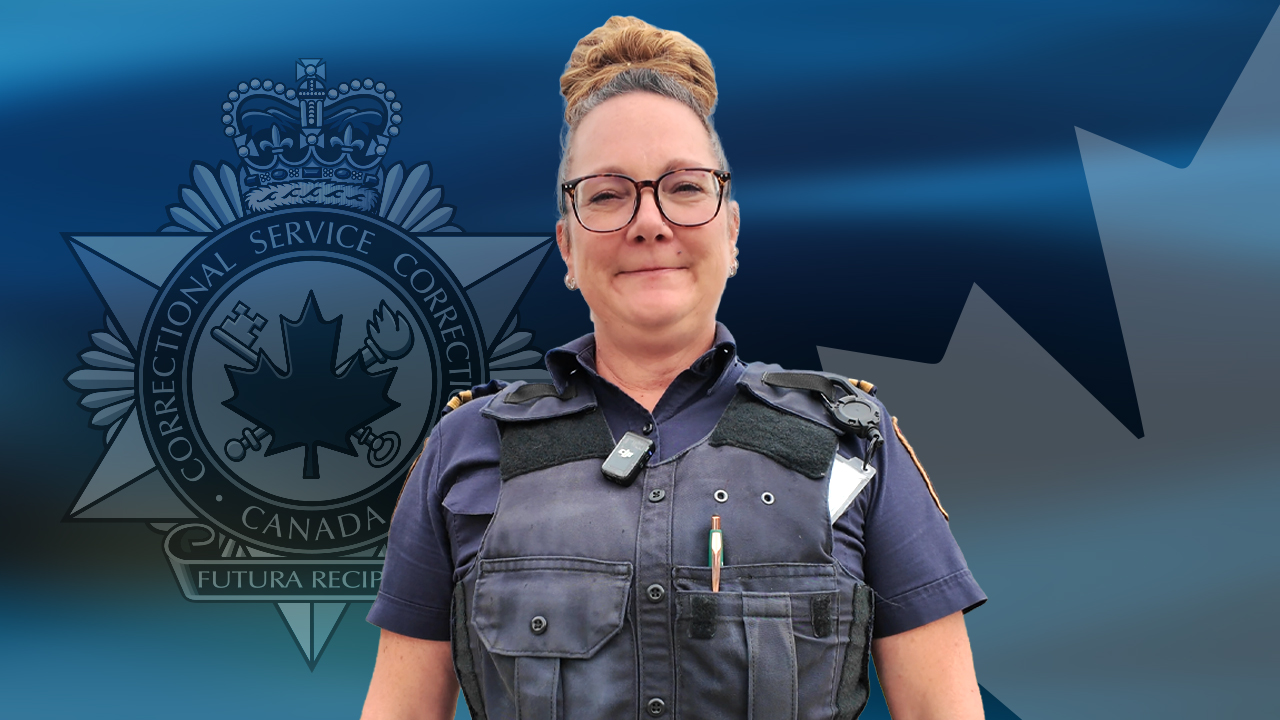Image sur fond bleu foncé sur laquelle apparaissent l’insigne du SCC et une feuille d’érable canadienne en arrière-plan. Il y a une photo de Honor.