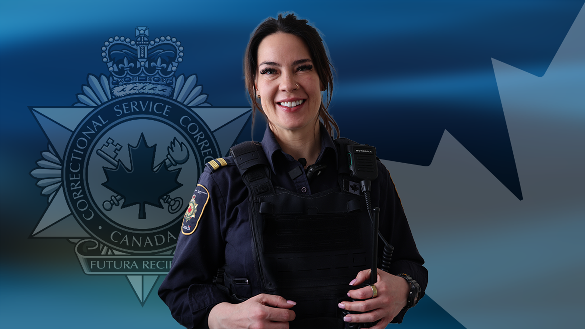 Image sur fond bleu foncé sur laquelle apparaissent l’insigne du SCC et une feuille d’érable canadienne en arrière-plan. Il y a une photo de Reanne.