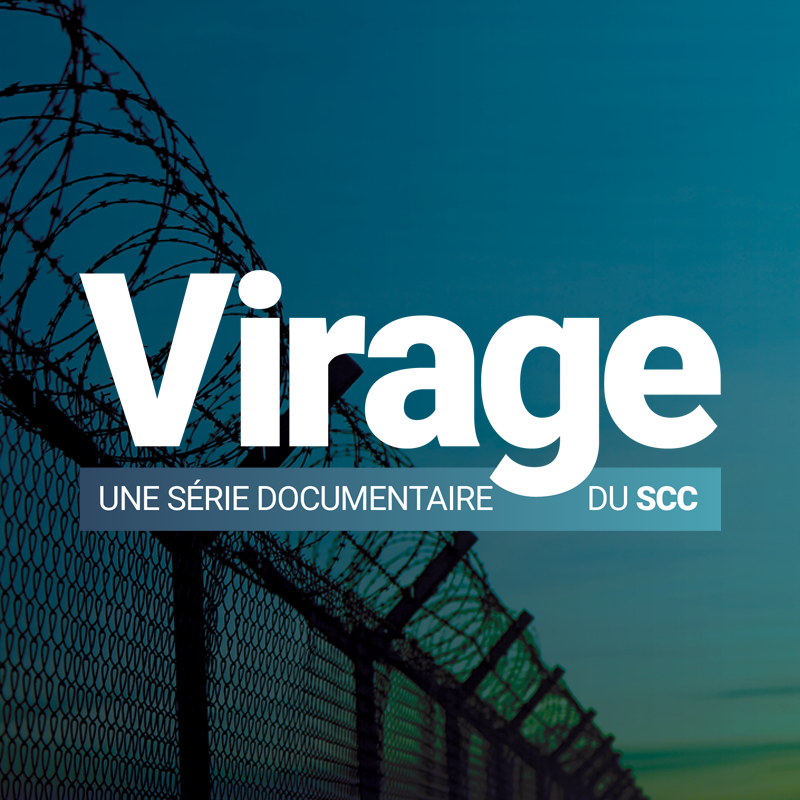 Graphique montrant la silhouette sombre d’une clôture surmontée de fil barbelé, avec un ciel bleu-vert en arrière-plan. En gros caractères blancs, le texte « Virage », et en dessous le texte: « Une série documentaire du SCC. »