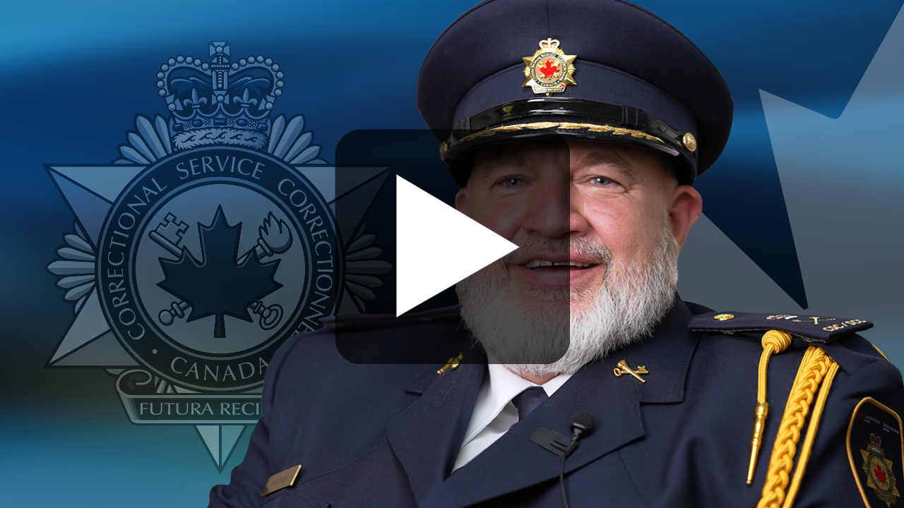 Une photo de Henry portant son uniforme du SCC avec un insigne du SCC et une feuille d’érable canadienne en arrière-plan