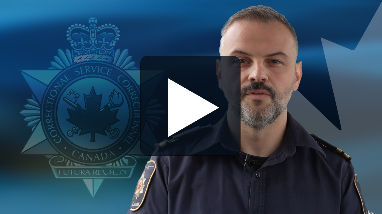 Une image bleu foncé avec l’insigne du SCC et une feuille d’érable canadienne en arrière-plan. Maxime, agent correctionnel