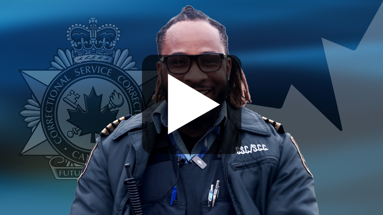 Une image bleu foncé avec l’insigne du SCC, Chinedum, gestionnaire correctionnel et une feuille d’érable canadienne en arrière-plan.