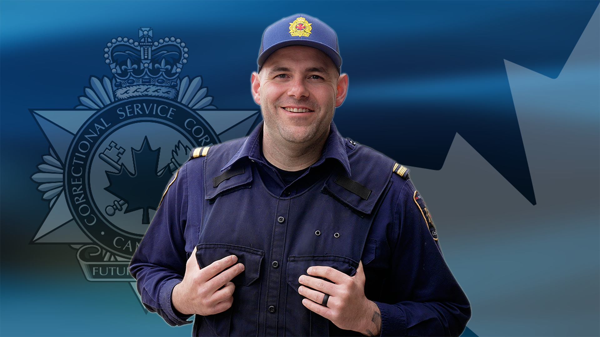 Image sur fond bleu foncé sur laquelle apparaissent l’insigne du SCC et une feuille d’érable canadienne en arrière-plan. Il y a une photo de Ross.