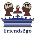Dans la partie supérieure figurent deux silhouettes des têtes qui se regardent avec trois points d’interrogation sur leurs cerveaux. Entre elles se trouve une troisième silhouette qui regarde devant avec un point d’interrogation sur son cerveau et un cœur sur sa poitrine. Au centre, il y a une couronne violette. Dans la partie inférieure figure le texte violet Friends2go.