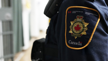 Épaule d’un agent du Service correctionnel du Canada montrant l’insigne officiel sur son uniforme.