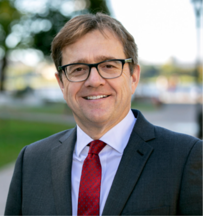 Photo d'un homme portant des lunettes et une cravate rouge