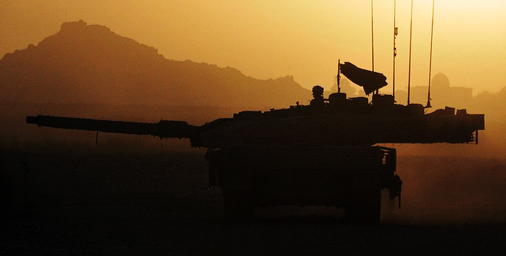 Silhouette d'un char canadien et de son commandant en Afghanistan