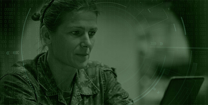 Femme militaire lisant sur un appareil numérique.