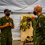Acting Chief of Defence Staff of Canada General Wayne Eyre (right) speaks to Corporal Christopher Faucon during his visit to Air Task Force-Romania in support of OP REASSURANCE at Mihail Kogalniceanu Air Base on September 27, 2021. Photo by: Aviator Avery Philpott, 4 Wing Imaging