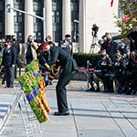Acting Chief of Defence Staff  General Eyre places a wreath at the foot of the National War Memorial in Ottawa, ON, Canada on 11 November 2021. Photo by Cpl Jeff Smith.