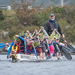 Participants à la course de bateaux-dragons de 2023 en pleine action.