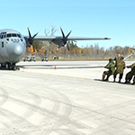 Les membres de FAC à la BFC Trenton tire un Hercules lors de leur événement annuel de traction d’un avion Hercules.