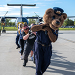 Le BFC Winnipeg s’est réunie pour tirer le CT-142 Dash-8 afin de sensibiliser la population et de recueillir des fonds pour la CCMTDN.