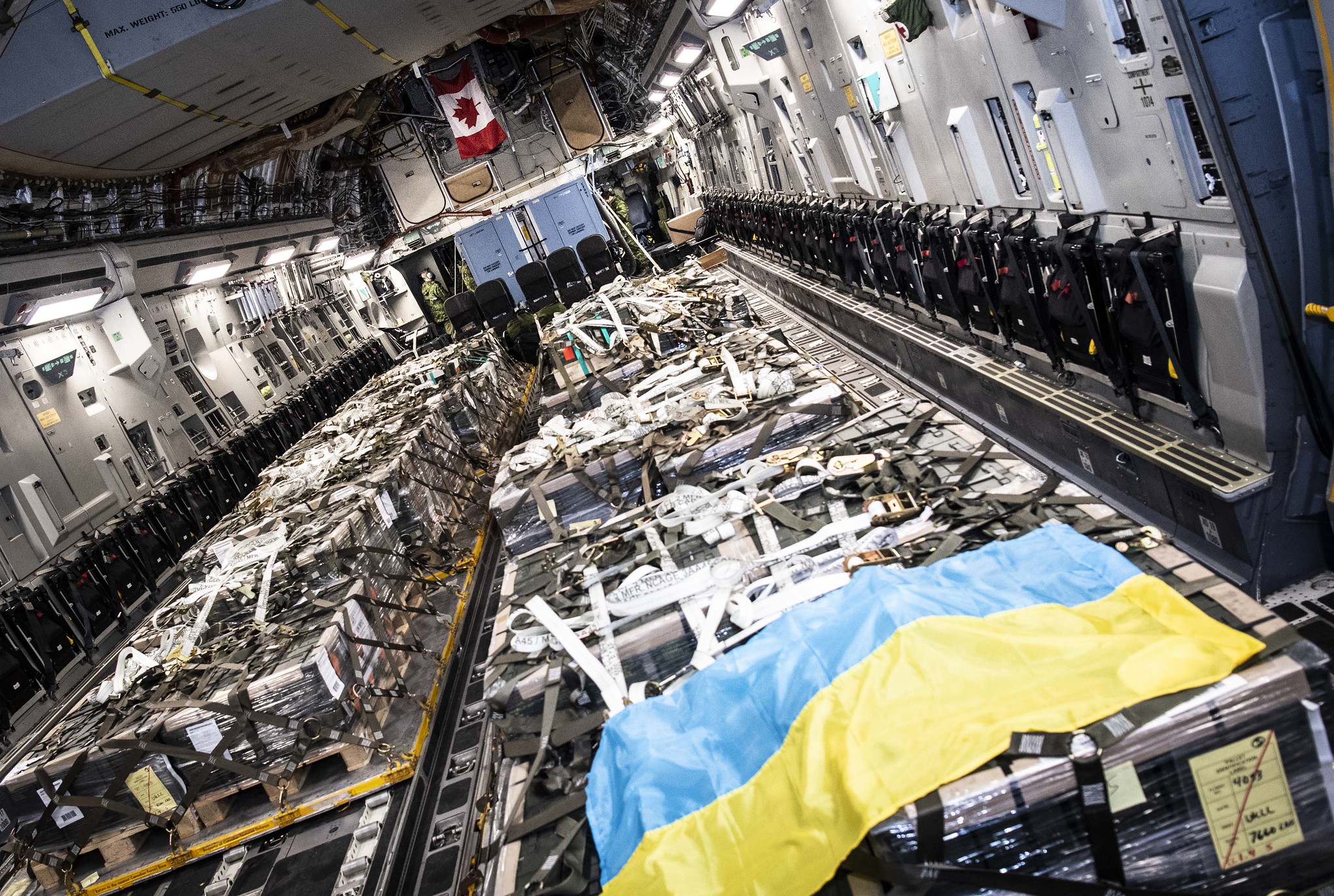 Un avion CC-177 Globemaster transportant du matériel militaire létal destiné aux forces de sécurité ukrainiennes pour les aider à se défendre contre les menaces arrive à l’aéroport de Lviv, en Ukraine, le 22 février 2022.