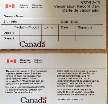 Une carte de preuve de vaccination qui comprend le nom, le numéro de service et les détails de la vaccination.