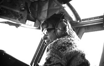 Une femme se trouve dans le poste de pilotage d’un aéronef