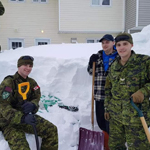 Nos militaires ont dégagé deux appartements ensevelis sous la neige cet aprèsmidi dans l’ouest de St. John’s, avec l’aide d’un voisin. Photo : 1er Bataillon, The Royal Newfoundland Regiment
