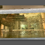 Sur la plaque, on peut lire : Ce monument commémoratif a été conçu et assemblé avec fierté par les membres du 21e Régiment de guerre électronique […]. Il a été fabriqué à partir de pièces d’un véhicule blindé de génie ayant succombé à une mine le 26 juillet 2008.