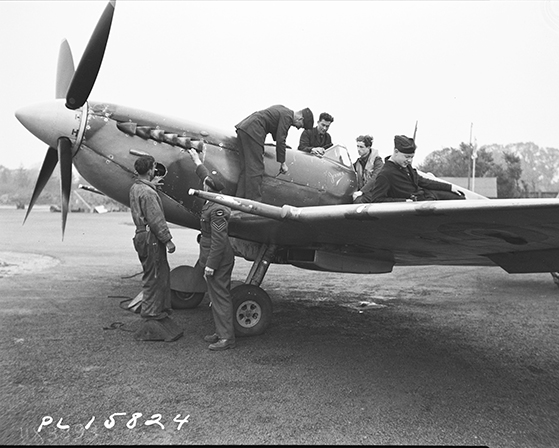 L’équipage dans la photo ci-dessus, qui faisait partie du 403e Escadron Wolf, pouvait ravitailler un Spitfire en carburant et en munitions en trois ou quatre minutes.