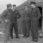 The first members of 426 Sqdn to fly to Korea on a familiarization flight chatting with F/L Omer Levesque, from Montreal, at an air base in Korea. (Library and Archives Canada/e010788095)