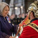 Son Excellence la très honorable Mary Simon, gouverneure générale du Canada, remet le 5e guidon régimentaire au porteur du guidon, l’adjudant-maître Nickerson, au cours de la cérémonie de passation du guidon, tenue le 9 décembre 2022 à la Garnison Petawawa. Photo : Caporal Jellicoe