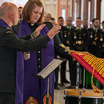 Les aumôniers de la Division et du Régiment consacrent le 5e guidon au cours de la cérémonie de passation du guidon à la Garnison Petawawa le 9 décembre 2022. Le 5e guidon régimentaire a été présenté aux Royal Canadian Dragoons par Son Excellence la très honorable Mary Simon, gouverneure générale du Canada. Photo : Caporal Morley