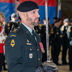 Des membres du Royal Canadian Dragoons (RCD) participent à une cérémonie de passation de guidon à la Garnison Petawawa le 9 décembre 2022. Le 5e guidon régimentaire a été présenté aux RCD par Son Excellence la très honorable Mary Simon, gouverneure générale du Canada. Photo : Caporal Morley