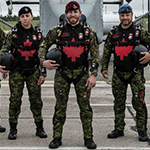 L’équipe  de parachutistes des Forces armées canadiennes, les SkyHawks!