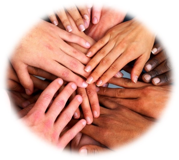 Photo de plusieurs mains formant un cercle.
