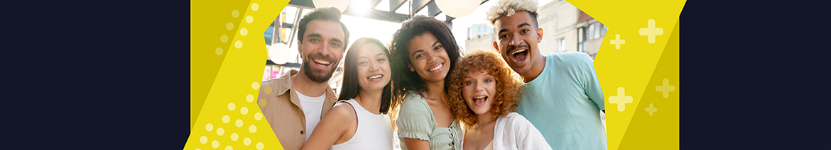 Image des jeunes posant pour la caméra