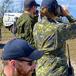 La capitaine Sarah Hardie, le sergent Joshua Black et le caporal-chef Jarad Inman du 8e Escadron de transmissions et contrôle aérien de la 2e Escadre participent au contrôle aérien sur le terrain à Northwest Field sur la Base Andersen de la Force aérienne américaine à Guam, le 12 février 2024. Crédit photo : Lieutenant Nabil Allou. 
