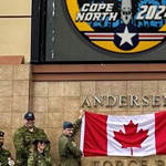 Photo de groupe des membres du détachement de l’Aviation royale canadienne de l’exercice COPE NORTH 24 à la Base Andersen de la Force aérienne américaine à Guam, le 19 février 2024. Crédit photo : Capitaine Manuel Brown, United States Air Force.