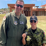 La matelote de 1ere classe Audrey-Anne Simard reçoit un médaillon pour son travail de supervision de la gestion de carburant de la part du Colonel Edward Schierberl, vice-commandant de la 910e Escadre de transport aérien, le 11 février 2024 aux îles Mariannes du Nord. .