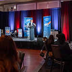 La majore-générale Jamie Speiser-Blanchet, commandante adjointe de l’ARC, prononce un discours lors du gala de la CFCA, à Montréal (Québec). Source : adjudante Pamela Evans.