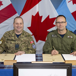 Le colonel Steeve Belley (à gauche), commandant de la 2e Escadre, et le colonel Luc Vachon (à droite), commandant de la 14e Escadre, apposent leur signature sur le parchemin de transfert du 14e Escadron de génie construction. Base des Forces canadiennes Greenwood, Nouvelle-Écosse, 28 novembre 2024. Photo : Cpl Michael Vandenbroek, Section d’imagerie de la 14e Escadre.