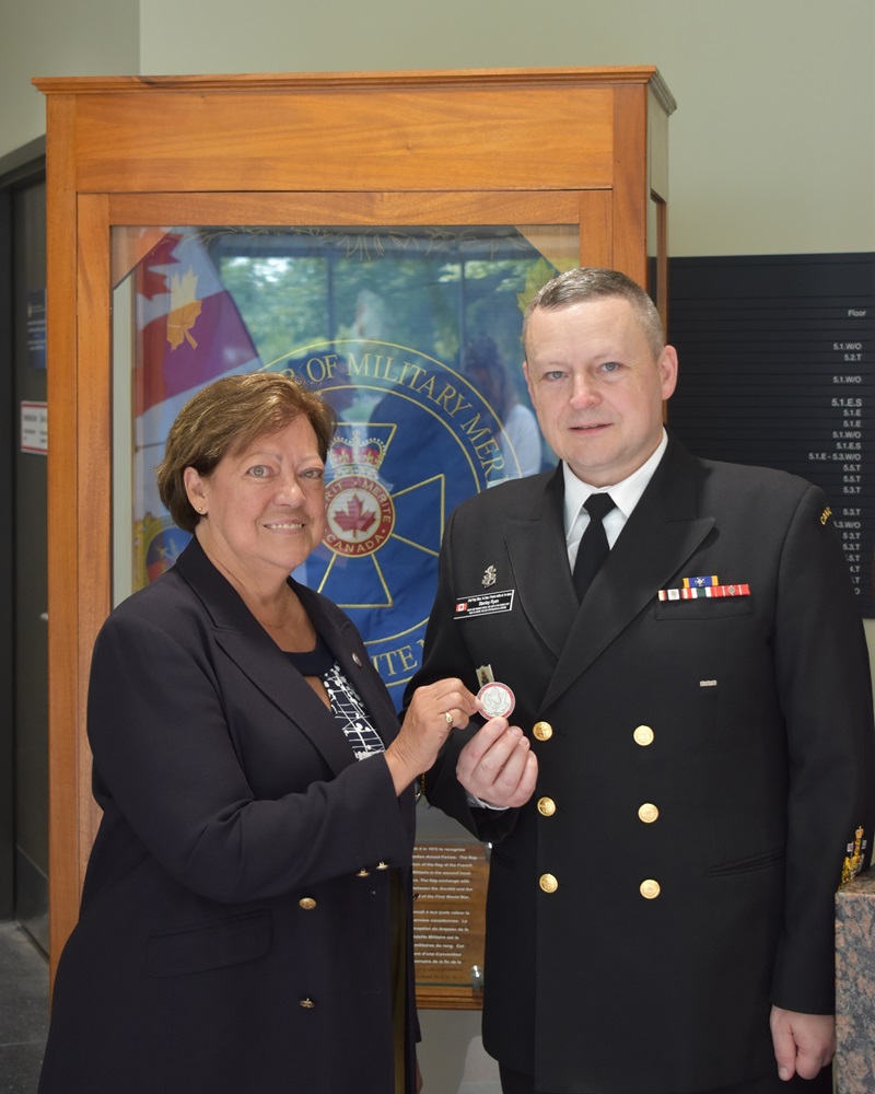 Le lieutenant-colonel (à la retraite) Marie Claire Ouellette et le premier maître de 1re classe Stanley Ryan