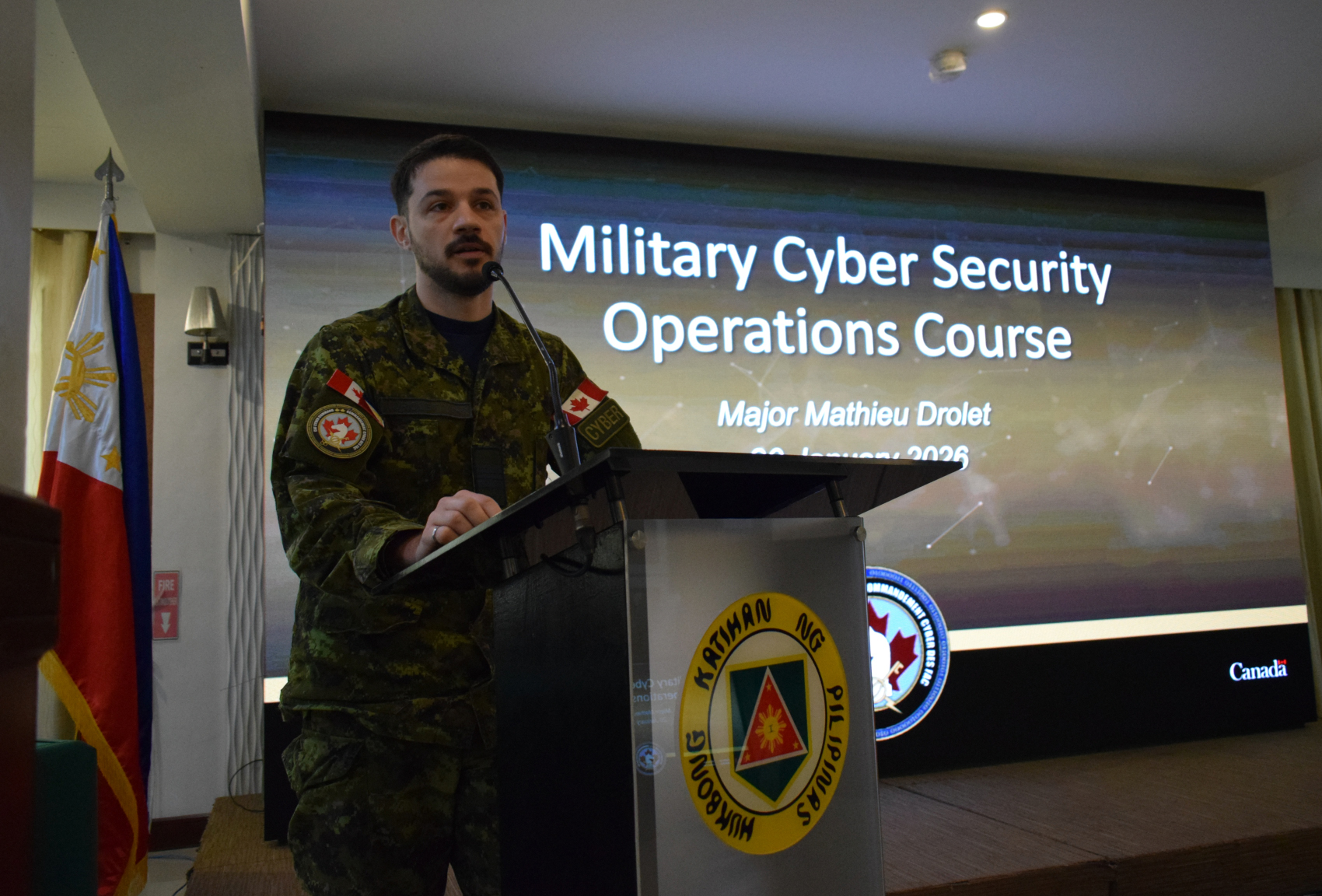 Des experts en cybersécurité du Commandement cyber des Forces armées canadiennes