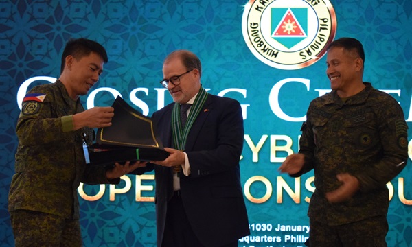 L'ambassadeur canadien remet des certificats de fin de formation à des membres de l'armée philippine lors de la cérémonie de clôture d'une formation sur la cybersécurité.