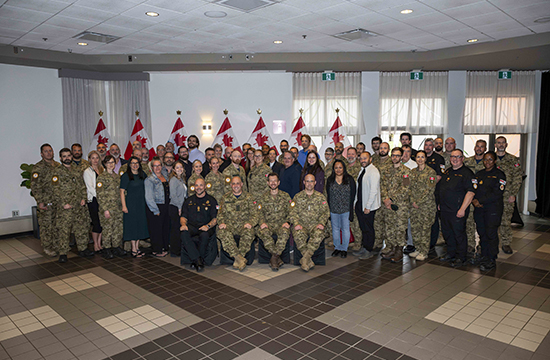 Photo de groupe des membres du CLMR après la signature de la Charte confirmant son indépendance.