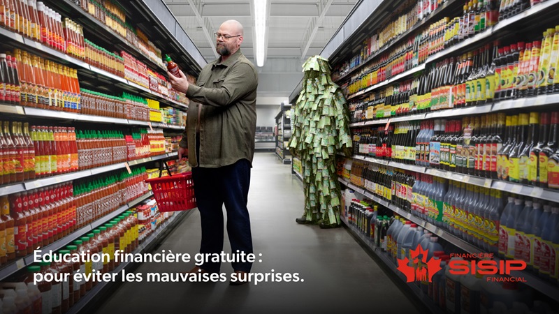 Personne examinant un produit dans une allée d’épicerie tandis qu’une silhouette vêtue d’un costume fait de papiers rappelant des reçus se tient derrière, avec un message sur l’éducation financière et le logo de SISIP Finances superposés.