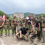 Des membres de l'équipe 2 des FAC posent ensemble pendant la marche de validation au Luxembourg.