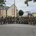 Le contingent des Forces armées canadiennes pose après avoir terminé la marche au Luxembourg.