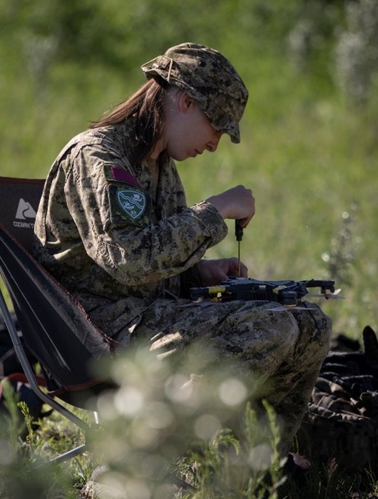 A candidate on the FMUAS Operator Course fixes an FPV drone.