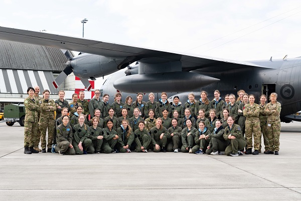 Les participantes et les instructeurs du programme School to Skies