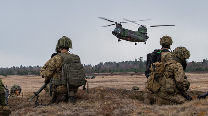Hélicoptères de la 1re Escadre en collaboration avec l’Armée canadienne 