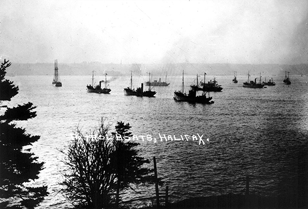 De nombreux bateaux patrouilleurs quittent le port.