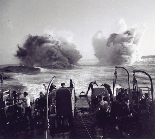 Deux explosions sur la surface de l’eau du point de vue de navire.