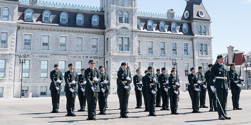 Les participants au Programme d’initiation au leadership à l’intention des Autochtones (PILA) défilent lors de la cérémonie de clôture de l’année dernière au Collège militaire royal du Canada - photo 1.