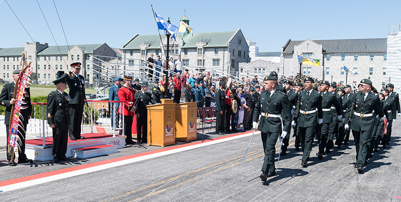 Les participants au Programme d’initiation au leadership à l’intention des Autochtones (PILA) défilent lors de la cérémonie de clôture de l’année dernière au Collège militaire royal du Canada - photo 2.