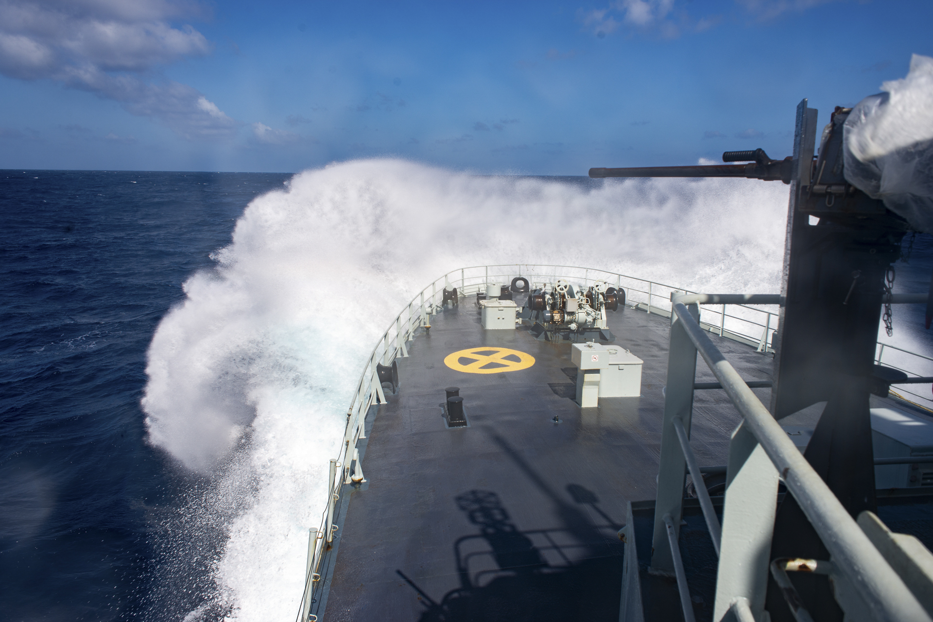 Des vagues s'écrasent contre le NCSM Nanaimo dans les eaux de l’est du Pacifique lors de l'opération CARIBBE le 3 mars 2020. Photo : Forces armées canadiennes.
